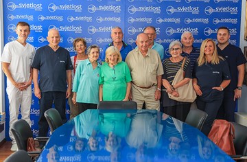 Ein revolutionärer Eingriff und Teleskoplinse könnten Tausenden von Patienten ihr Sehvermögen retten 